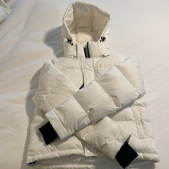 Aritzia White Super Puff The Super Puff™ Shorty - cliMATTE™
$250 - Picture 4 of 8